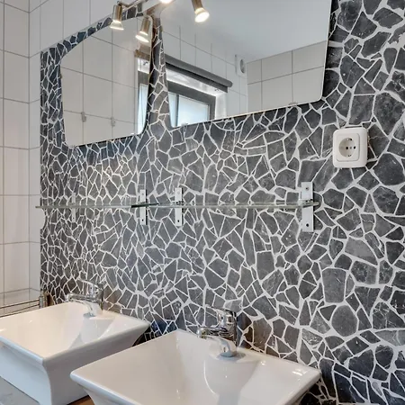 Chalet In Near Lift & Bikepark