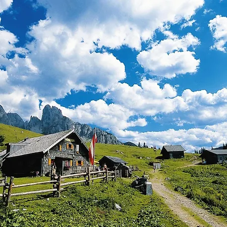 Leogang Chalet Near Ski Lift & Bikepark Леоганг